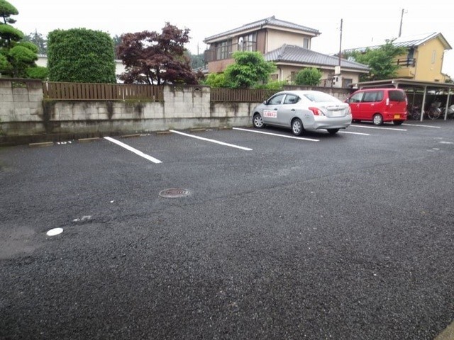 ��ʌ�����s���P���ڂ̃A�p�[�g�̒��ԏ�