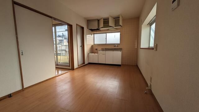 ��ʌ��������܎s�k��ޗǒ��̃A�p�[�g�̋��ԁE���r���O