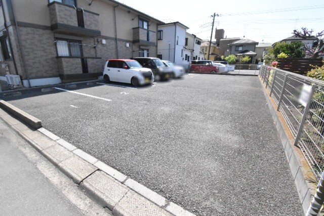 ��ʌ��������܎s�k��{�����S���ڂ̃A�p�[�g�̒��ԏ�