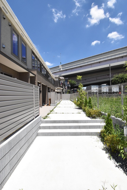 ��ʌ�����s�厚���s�g���̃A�p�[�g�̃G���g�����X