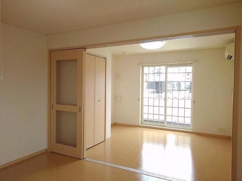 ��ʌ��z�J�s�厚��т̃A�p�[�g�̋��ԁE���r���O