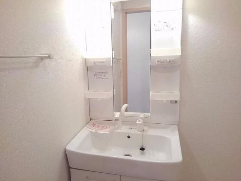 ��ʌ��z�J�s�厚��т̃A�p�[�g�̐��ʏ�