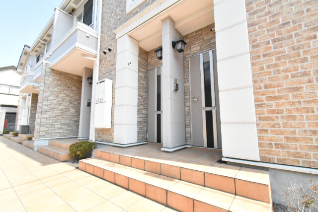 ��ʌ��z�J�s�厚��т̃A�p�[�g�̃G���g�����X