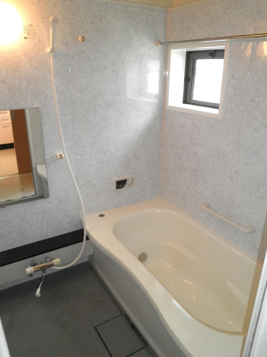 ��ʌ��������܎s�k����i���Q���ڂ̃e���X�n�E�X�̃o�X