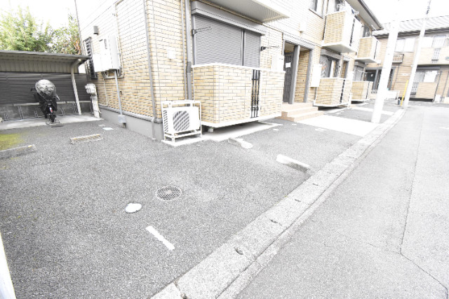 ��ʌ��������܎s�k����i���Q���ڂ̃e���X�n�E�X�̒��ԏ�