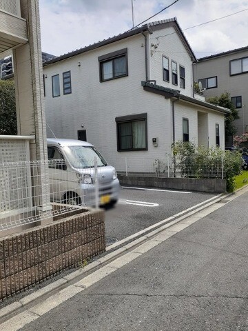 ��ʌ��������܎s�Y�a��̉ƂR���ڂ̃}���V�����̒��ԏ�