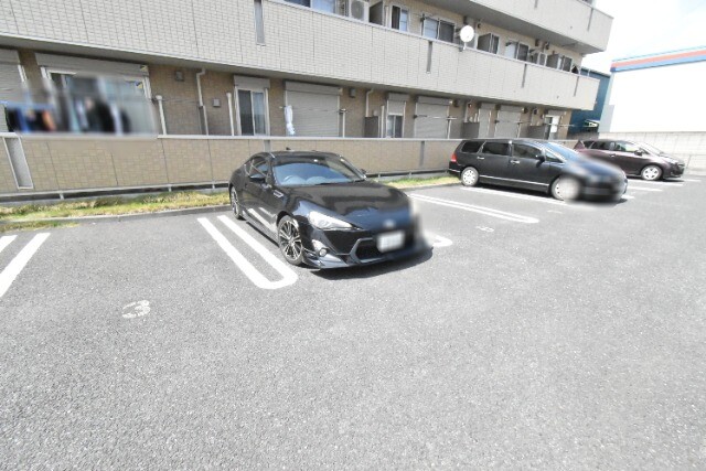 ��ʌ������s���]�U���ڂ̃A�p�[�g�̒��ԏ�