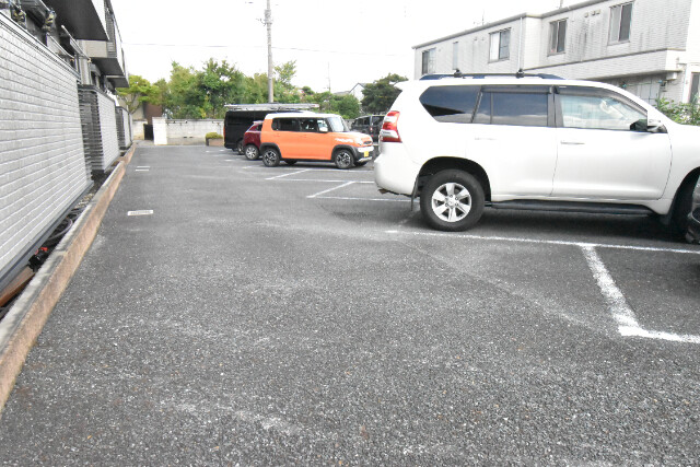 ��ʌ��z�J�s�����P���ڂ̃A�p�[�g�̒��ԏ�