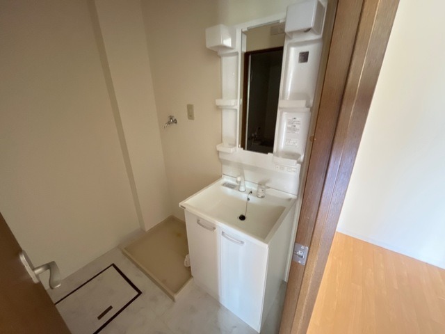 ��ʌ��������܎s�k��~�͒��̃A�p�[�g�̐��ʏ�