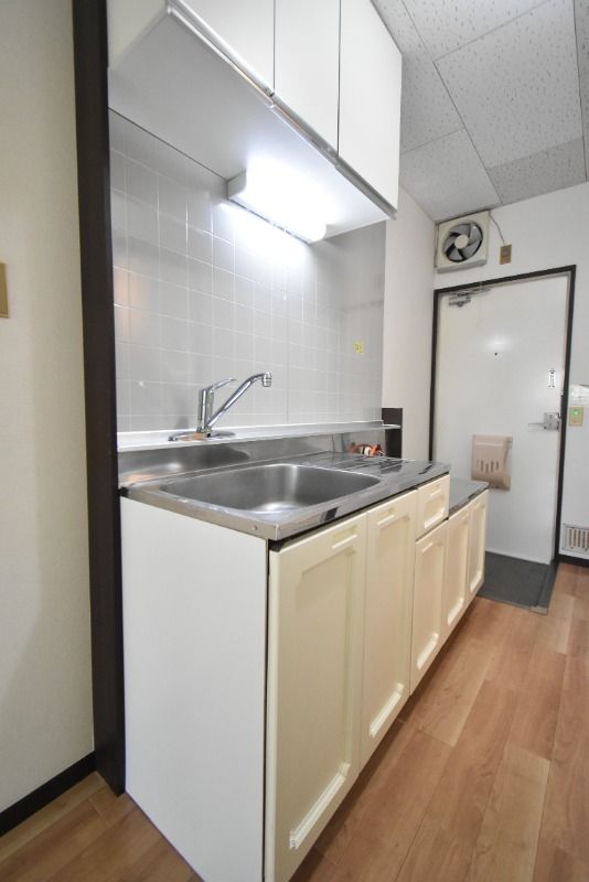 ��ʌ��������܎s�Y�a���ՂU���ڂ̃A�p�[�g�̃L�b�`��