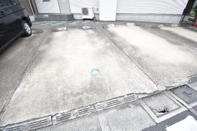 ��ʌ��������܎s�k��A�|���P���ڂ̃A�p�[�g�̒��ԏ�