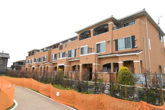 ��ʌ��������܎s�΋�厚���1701-1�̃A�p�[�g�̌����O��