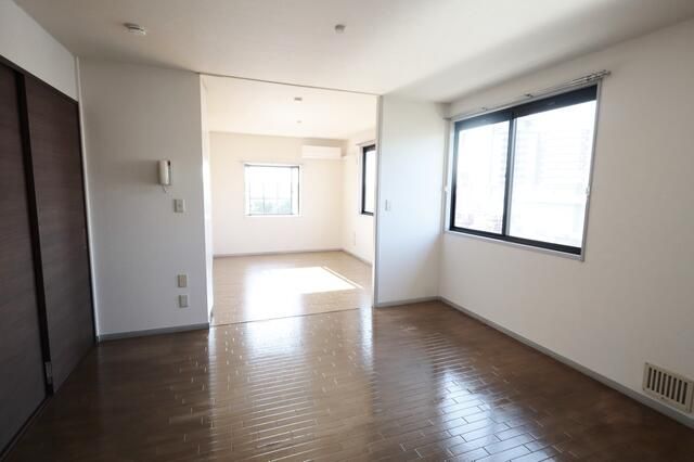 ��ʌ��������܎s��΋搼����Q���ڂ̃A�p�[�g�̋��ԁE���r���O