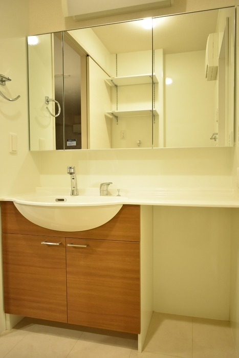 ��ʌ�����s�厚���~�J�̃A�p�[�g�̐��ʏ�