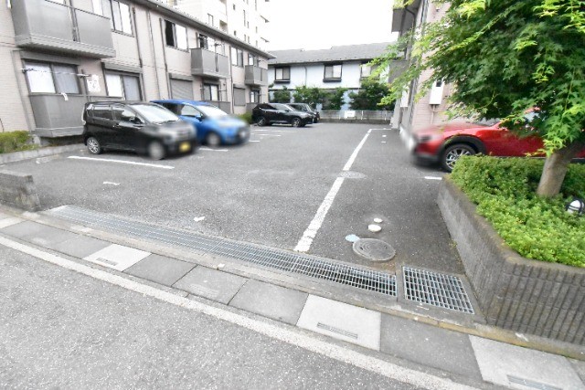 ��ʌ�����s������U���ڂ̃A�p�[�g�̒��ԏ�