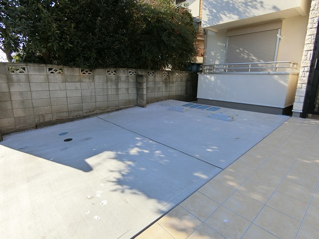 ��ʌ��������܎s�k��听���S���ڂ̃A�p�[�g�̒��ԏ�