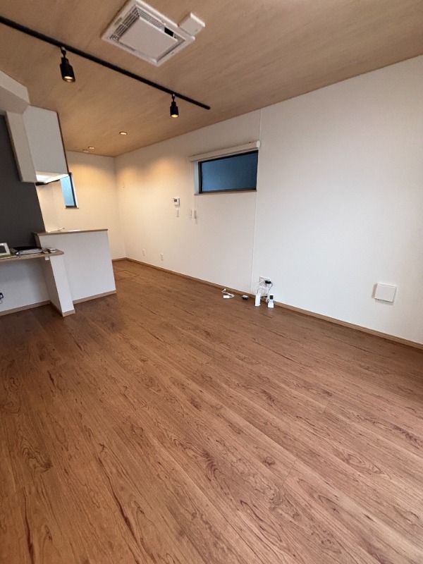 ��ʌ��������܎s��΋�钬�P���ڂ̃^�E���n�E�X�̋����E���r���O