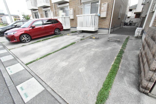 ��ʌ��z�J�s���C�N�^�E���Q���ڂ̃A�p�[�g�̒��ԏ�