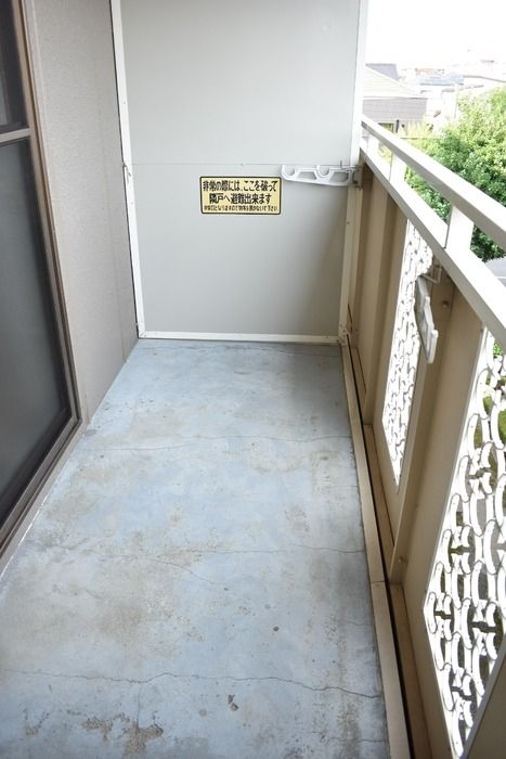 ��ʌ�����s�����Q���ڂ̃A�p�[�g�̃o���R�j�[