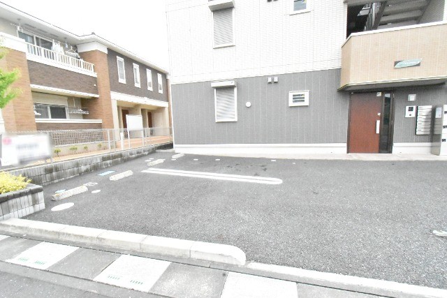 ��ʌ��z�J�s���C�N�^�E���Q���ڂ̃A�p�[�g�̒��ԏ�