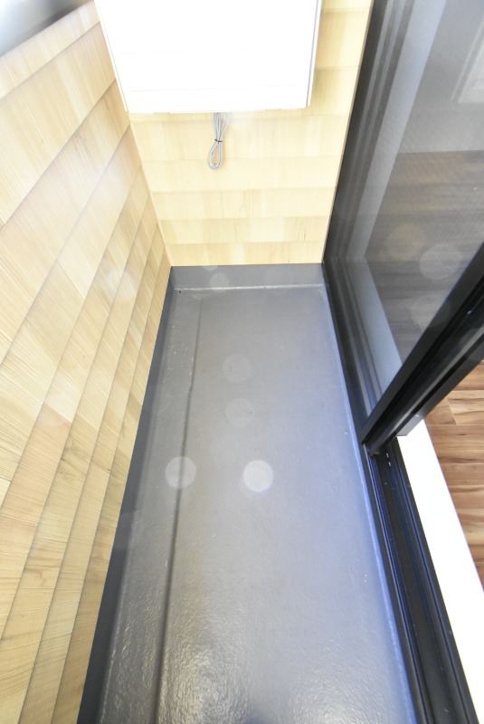 ��ʌ������s�{���U���ڂ̃A�p�[�g�̃o���R�j�[