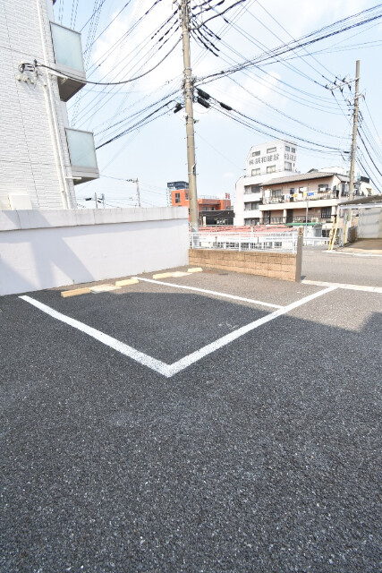 ��ʌ�����s������P���ڂ̃}���V�����̒��ԏ�