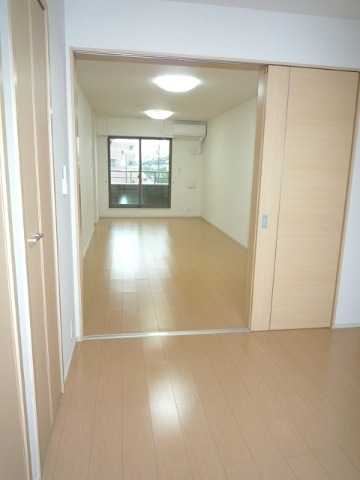 ��ʌ�����s�˒������̃A�p�[�g�̋��ԁE���r���O