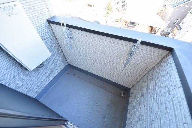 ��ʌ�����s����R���ڂ̃A�p�[�g�̃o���R�j�[