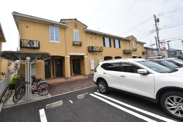 ��ʌ������s�V�P���̃A�p�[�g�̌����O��