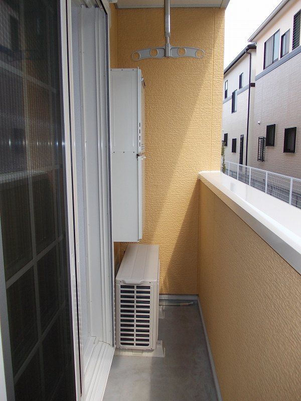 ��ʌ������s�V�P���̃A�p�[�g�̃o���R�j�[