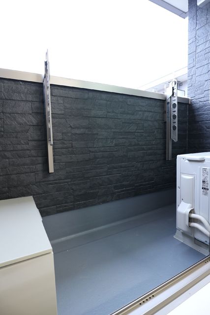 ��ʌ��������܎s��{����ؒ��S���ڂ̃A�p�[�g�̃o���R�j�[