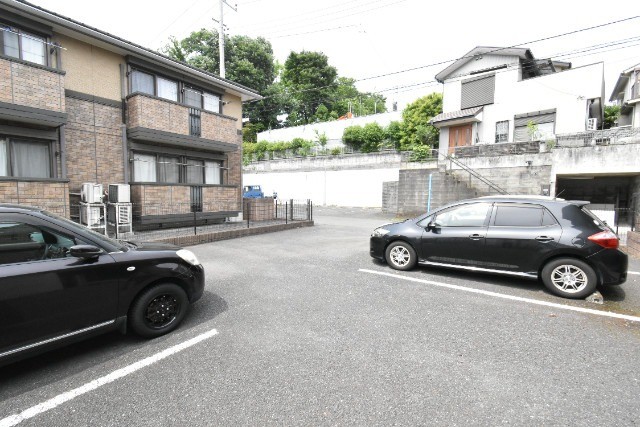 ��ʌ��������܎s���撆���Q���ڂ̃A�p�[�g�̒��ԏ�