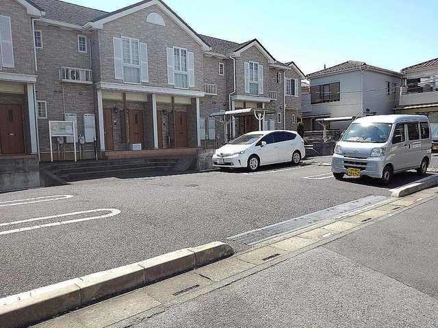 ��ʌ��z�J�s�����P���ڂ̃A�p�[�g�̒��ԏ�