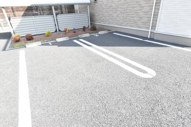 ��ʌ��z�J�s���C�N�^�E���V���ڂ̃A�p�[�g�̒��ԏ�