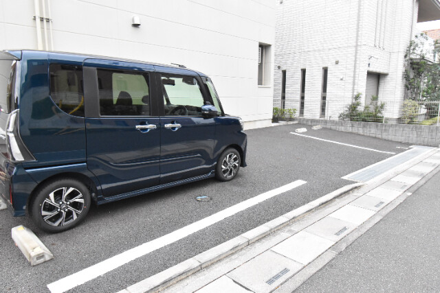 ��ʌ��z�J�s�{�{���P���ڂ̃A�p�[�g�̒��ԏ�