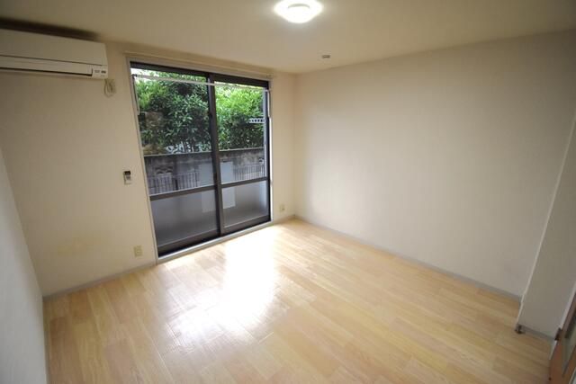 ��ʌ�����s������Q���ڂ̃A�p�[�g�̋��ԁE���r���O