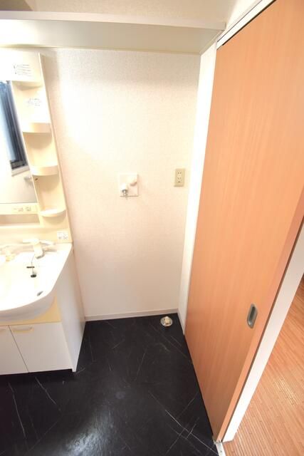 ��ʌ�����s������Q���ڂ̃A�p�[�g�̂��̑��ݔ�