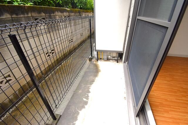 ��ʌ�����s������Q���ڂ̃A�p�[�g�̃o���R�j�[