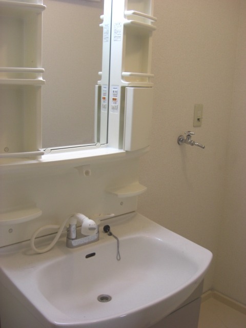 ��ʌ��������܎s�Y�a�挳���Q���ڂ̃e���X�n�E�X�̐��ʏ�