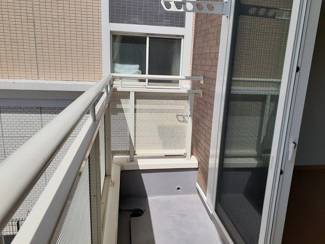 ��ʌ�����s���L�P���ڂ̃A�p�[�g�̃o���R�j�[