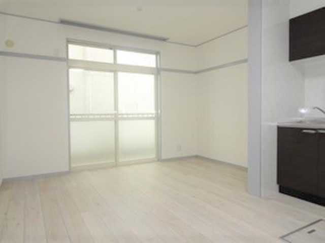 ��ʌ��������܎s�k��ޗǒ��̃A�p�[�g�̋��ԁE���r���O