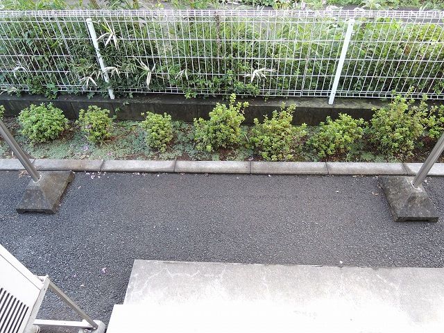 ��ʌ�����s�㕽�����Q���ڂ̃e���X�n�E�X�̃o���R�j�[