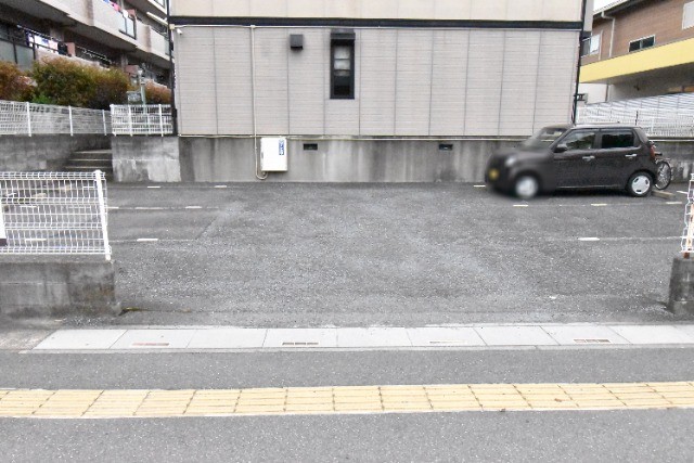 ��ʌ�����s�˒˂R���ڂ̃A�p�[�g�̒��ԏ�