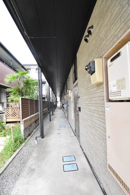 ��ʌ�����s�݉ƒ��̃A�p�[�g�̃G���g�����X