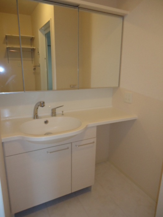 ��ʌ�����s�厚���˂̃A�p�[�g�̐��ʏ�