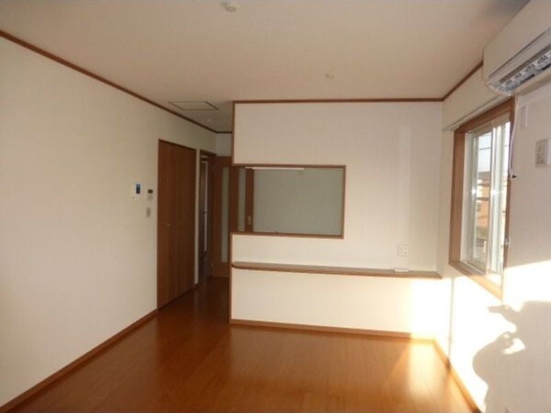 ��ʌ��z�J�s�����T���ڂ̃e���X�n�E�X�̋��ԁE���r���O