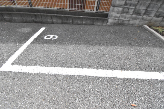 ��ʌ��������܎s������{�����S���ڂ̃A�p�[�g�̒��ԏ�