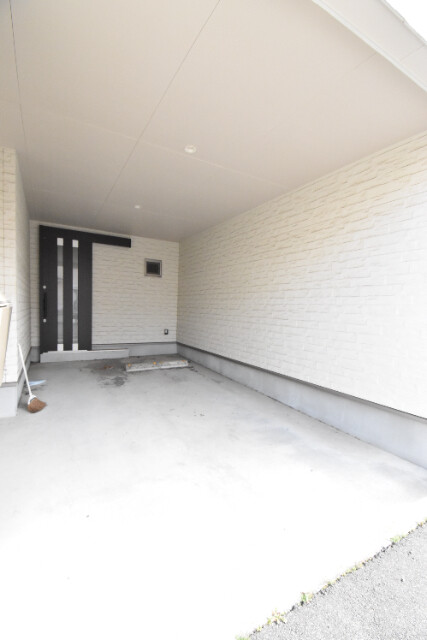 ��ʌ��z�J�s�����T���ڂ̃e���X�n�E�X�̒��ԏ�