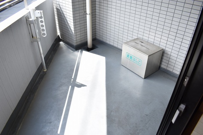 ��ʌ��������܎s������㗎���Q���ڂ̃A�p�[�g�̃o���R�j�[