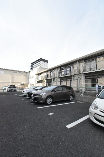 ��ʌ�����s������R���ڂ̃}���V�����̒��ԏ�